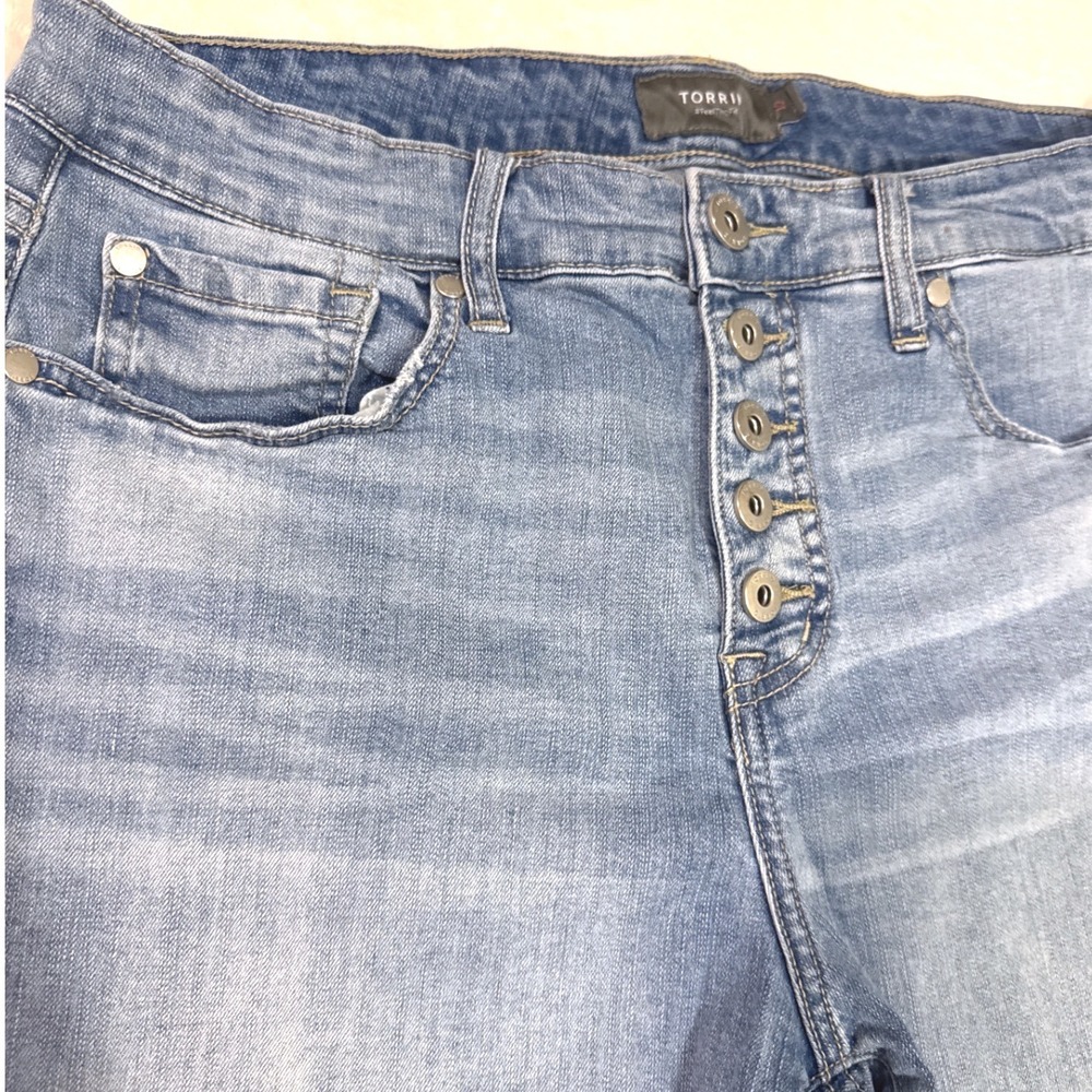 Torrid Womens Denim Shorts Size 12 Blue Button Fly Raw Cuffed Hem Light Wash - Picture 3 of 7